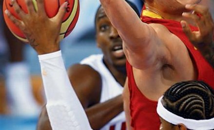Yao Ming zdobył dla Chin 13 punktów, miał 10 zbiórek i 3 bloki. Obok Amerykanie Carmelo Anthony (z p