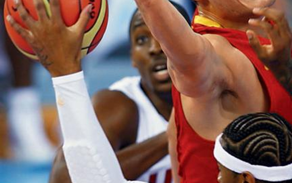 Yao Ming zdobył dla Chin 13 punktów, miał 10 zbiórek i 3 bloki. Obok Amerykanie Carmelo Anthony (z p