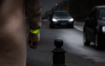 Warszawska policja przypomina - odblaski to najprostszy i najskuteczniejszy sposób na zwiększenie be