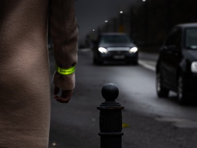 Warszawska policja przypomina - odblaski to najprostszy i najskuteczniejszy sposób na zwiększenie be