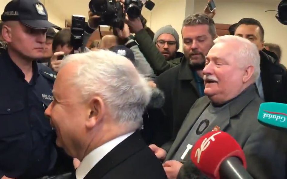 Lech Wałęsa i Jarosław Kaczyński w sądzie. Okrzyki przed salą