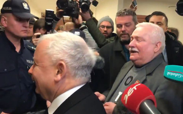 Lech Wałęsa i Jarosław Kaczyński w sądzie. Okrzyki przed salą