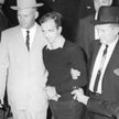 Jim Leavelle (jasny garnitur), Lee Harvey Oswald, L. C. Graves (ciemny garnitur) i zabójca Jack Ruby