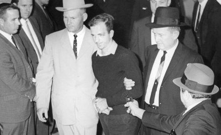 Jim Leavelle (jasny garnitur), Lee Harvey Oswald, L. C. Graves (ciemny garnitur) i zabójca Jack Ruby
