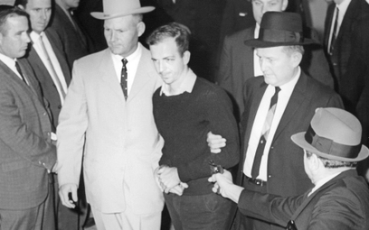 Jim Leavelle (jasny garnitur), Lee Harvey Oswald, L. C. Graves (ciemny garnitur) i zabójca Jack Ruby