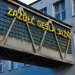 Ulica Żeromskiego w Gdyni i popularny napis przedstawiający zdanie zawierające wszystkie polskie zna