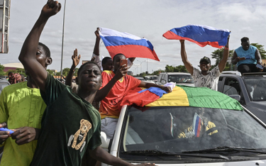 Zwolennicy puczystów w Nigrze powiewają rosyjskimi flagami