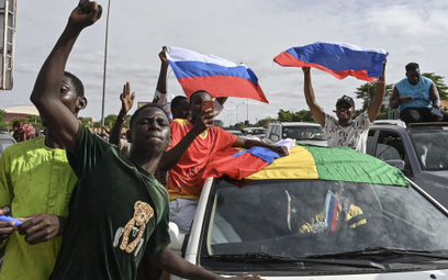 Zwolennicy puczystów w Nigrze powiewają rosyjskimi flagami