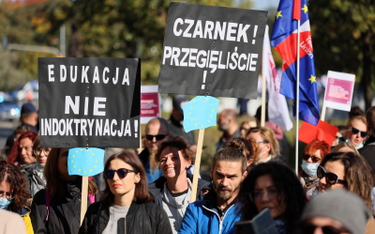 W Warszawie protestowali nauczyciele. Wśród nich żona ministra