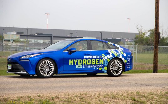 Toyota Mirai na lotnisku Edmonton International Airport