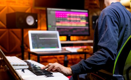 AI nie pisze emocji. AI czeka, aż jej je dostarczysz. Maszyna potrafi wygenerować dźwięk, ale tylko 