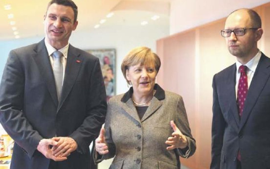 Angela Merkel przyjęła liderów ukraińskiej opozycji Witalija Kliczkę (z lewej) i Arsenija Jaceniuka.