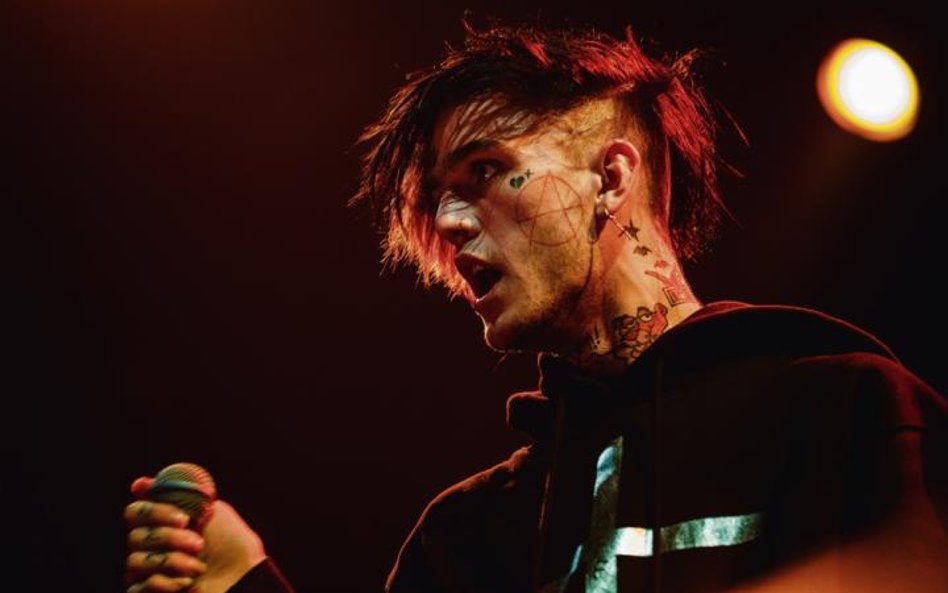 Amerykański raper Lil Peep, mając ledwie 21 lat, przedawkował antydepresanty i narkotyki. Zmarł 15 l