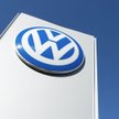 Biała ręka popycha czarnoskórego mężczyznę. Volkswagen przeprasza za reklamę