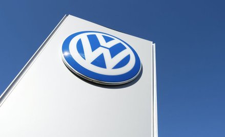 Biała ręka popycha czarnoskórego mężczyznę. Volkswagen przeprasza za reklamę