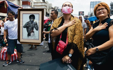 Portret Pacquiao, hymn narodowy, podniosła atmosfera. Mieszkańcy Manili oglądają transmisję walki sw