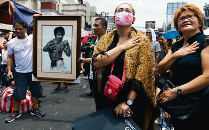 Portret Pacquiao, hymn narodowy, podniosła atmosfera. Mieszkańcy Manili oglądają transmisję walki sw