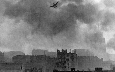 Samolot Junkers Ju-87 bombardujący Warszawę w 1944 roku