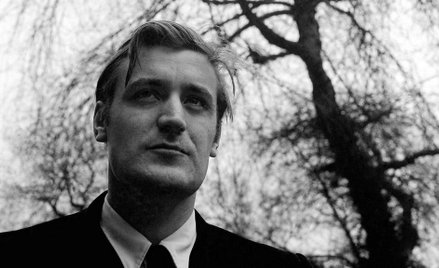 Ted Hughes - Poeta, który doprowadzał żony do samobójstwa