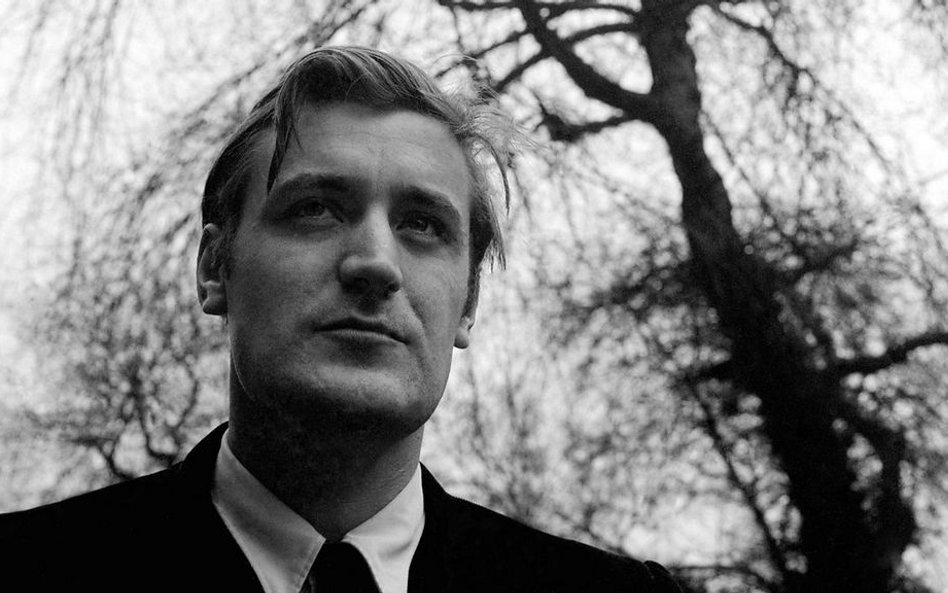 Ted Hughes - Poeta, który doprowadzał żony do samobójstwa