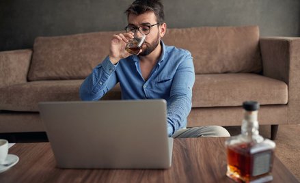Picie alkoholu na pracy zdalnej trudniej wykryć
