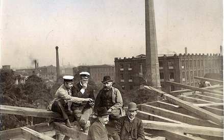 Inż. Zygmunt Gundlach (pierwszy po lewej) z kolegami podczas budowy zespołu Szkoły Przemysłowo-Techn