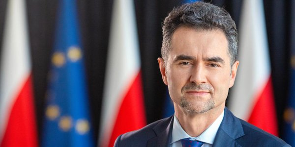 Lotnictwo i koleje w jednych rękach. Nowe obowiązki wiceministra Piotra Malepszaka