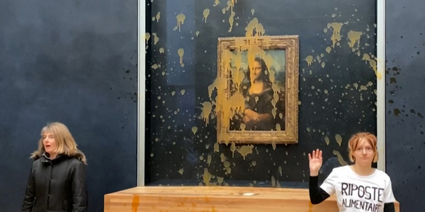 Protest w Luwrze. Oblano zupą obraz Mona Lisa
