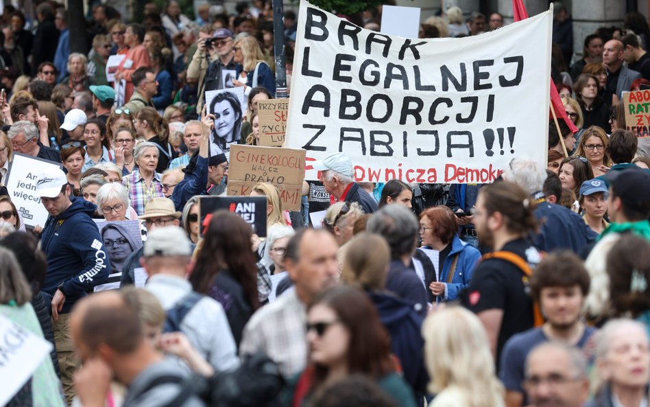 W środę odbyły się protesty po śmierci ciężarnej pani Doroty, która zmarła w szpitalu w Nowym Targu