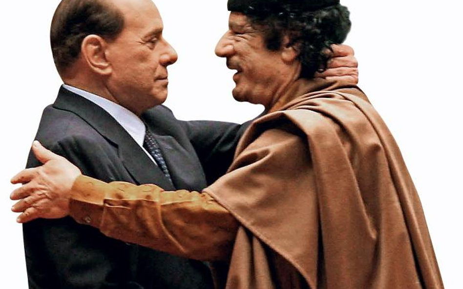 Muammar Kaddafi (z prawej) podtrzymuje przyjaźń z Silvio Berlusconim. Libia uważa bowiem Włochy za p