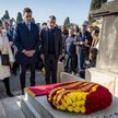 Pedro Sanchez przed grobem Manuela Azany, ostatniego prezydenta republiki przed przejęciem władzy pr