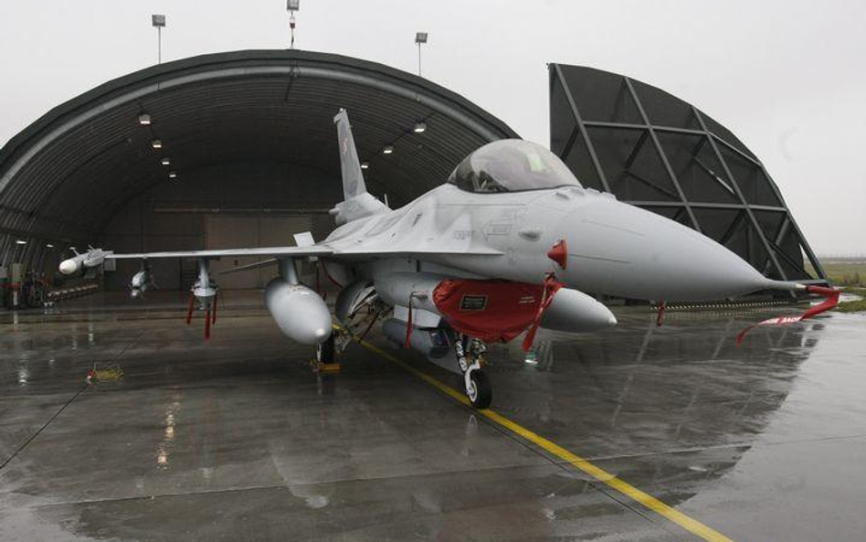 F-16 w bazie w Krzesinach