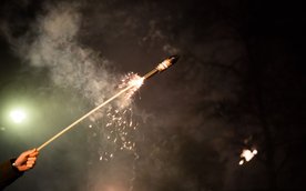 Pirotechnika to materiały wybuchowe, dlatego pod żadnym pozorem nie powinny się nimi zajmować osoby 