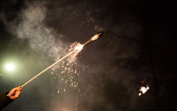 Pirotechnika to materiały wybuchowe, dlatego pod żadnym pozorem nie powinny się nimi zajmować osoby 