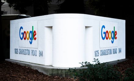 Google uruchomiło natywny mechanizm śledzenia wizyt generowanych przez asystentów AI, co dla branży 