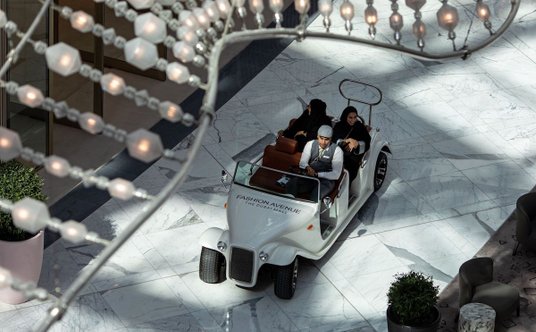 Dubai Mall jest tak duże, że można tam wynająć meleksa z kierowcą.