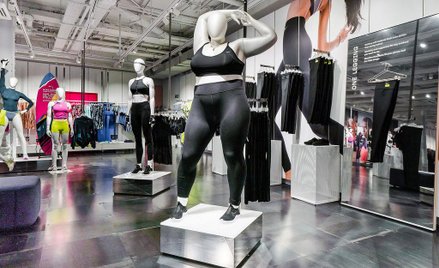Manekiny plus-size we flagowym sklepie Nike. "Celebrujemy różnorodności kobiet"