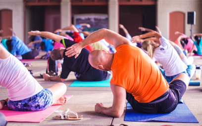 Zajęcia z jogi mogą pomóc rozładować stres u pracowników – radzą eksperci WHO