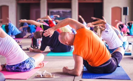 Zajęcia z jogi mogą pomóc rozładować stres u pracowników – radzą eksperci WHO