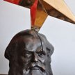 Nieco zmieniona pomnikowa głowa ideologa socjalizmu, autora „Kapitału”