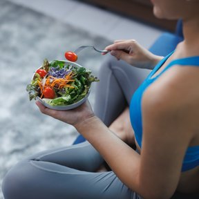 Wolne przeżuwanie pokarmów i uważne konsumowanie zawartości talerza zwiększa szansę na przyjęcie mni