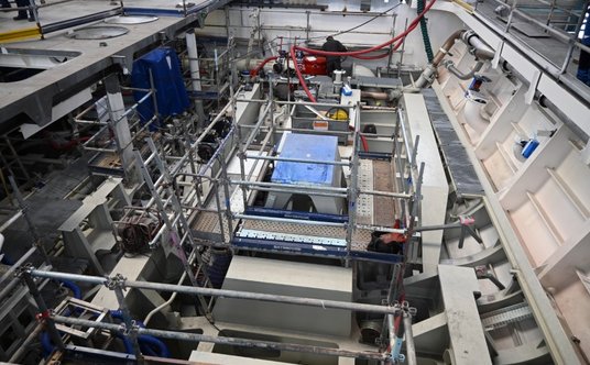 Blok siłowni głównej fregaty greckiej. Widać fundamenty silnika i przekładni redukcyjnej.