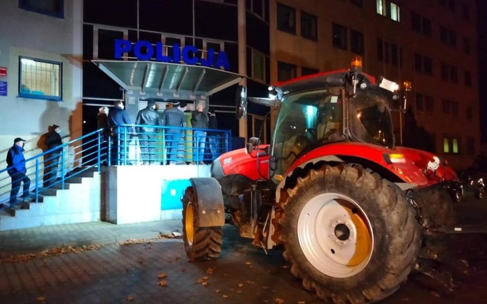 Po zatrzymaniu trzech mężczyzn, którzy mieli umieścić przed domem posła PiS Tomasza Ławniczaka trans