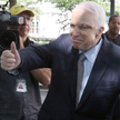 John McCain przyszedł głosować za odwołaniem Obamacare, mimo że ma złośliwego raka mózgu.