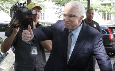 John McCain przyszedł głosować za odwołaniem Obamacare, mimo że ma złośliwego raka mózgu.