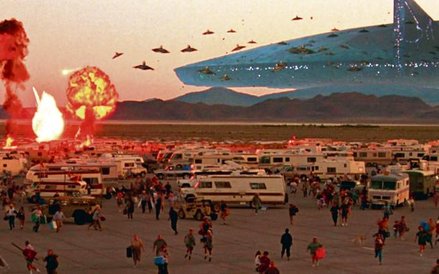 Kadr z filmu „Dzień Niepodległości” (1996). Po lewej – miejsce, gdzie przed chwilą stała grupa entuz