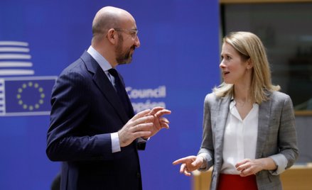 Szefowa estońskiego rządu Kaja Kallas rozmawia z prezydentem Rady Europejskiej Charlesem Michelem