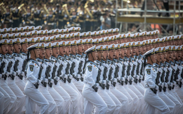Chińscy marynarze defilujący na placu Tian'anmen w Pekinie