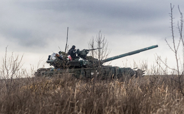Ukraiński czołg na przedmieściach Bachmutu