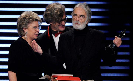 Michael Haneke odebrał Europejską Nagrodę Filmową za "Białą wstążkę" z rąk Wima Wendersa i unijnej k
